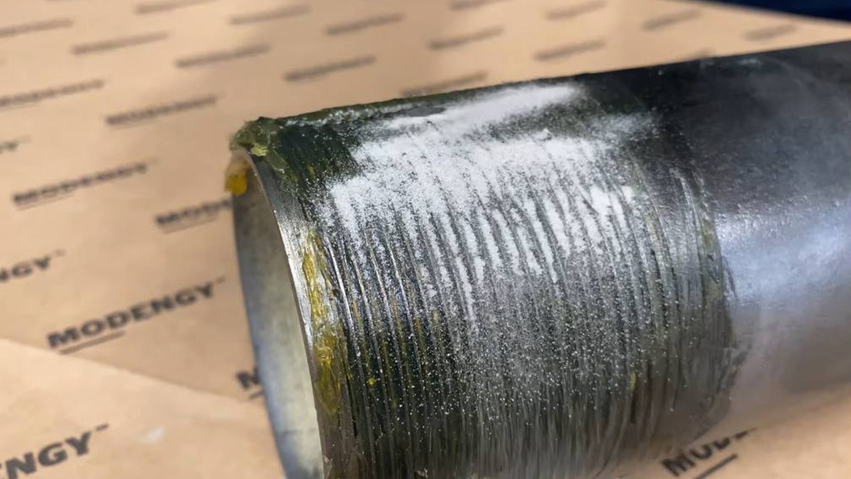 Фото 1. Пластичная смазка на резьбе. Налипание частиц песка