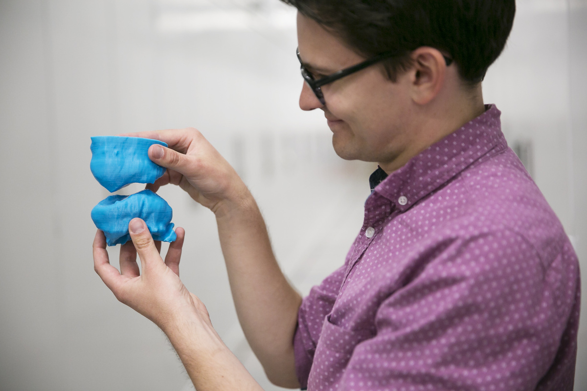 Киган Мельстром демонстрирует модель зубов ископаемого крокодилоформа (Pakasuchus).