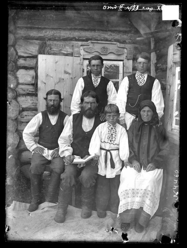Семья хлыстов в деревне Селиванихе. Начало XX века