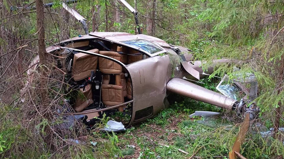 Вертолет Robinson R44 совершил жесткую посадку в поселке Билимбай.📷Фото: пресс-служба Уральской транспортной прокуратуры