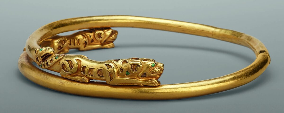 На фото: украшение со львом