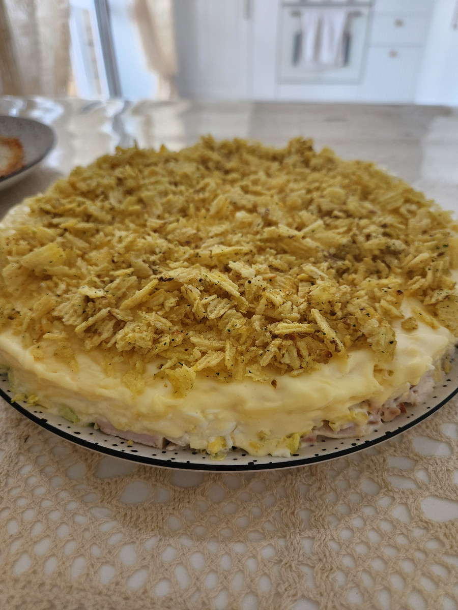 Сегодня  прилетел мой старший сын, конечно же без вкусняшек не обошлось. И вот одно блюдо из тех, что приготовила - салат с чипсами. У моих мальчиков  это самый любимый салат