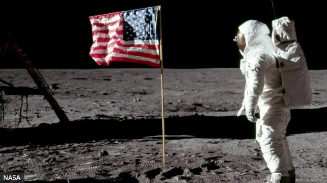 Фото, сделанное на луне, обратите внимание, снова ни одной звезды 