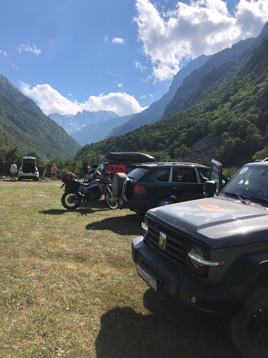 Поляна у подножия тропы к водопаду