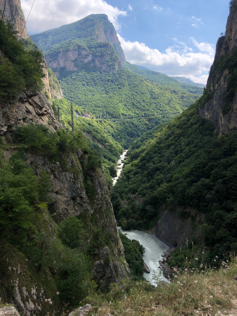 Вид с дороги проезжая по Черекскому ущелью