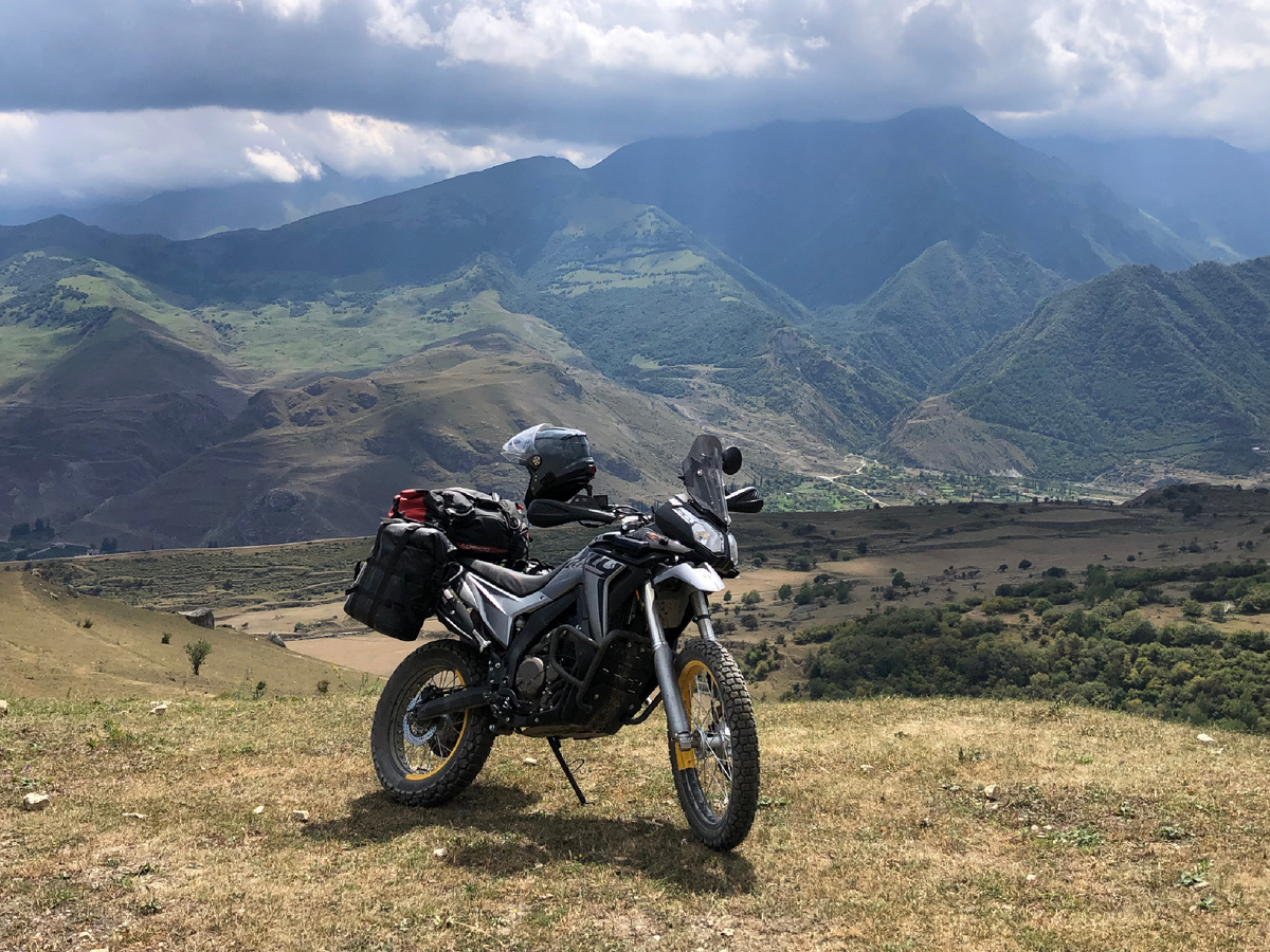Едем на Школьный перевал. Внизу Верхняя Балкария