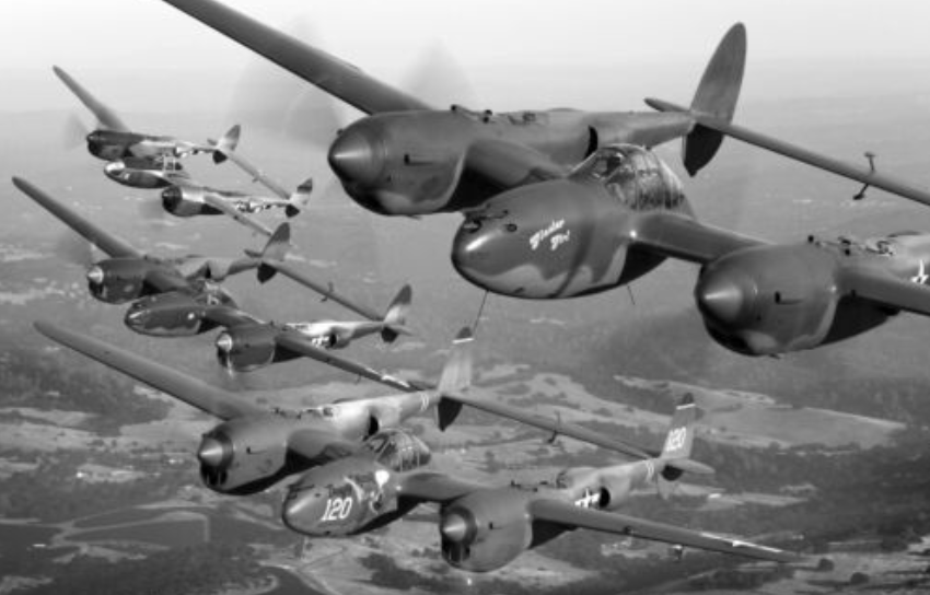 Lockheed P-38 Lightning отличался необычной двухбалочной компоновкой. Он нёс очень мощное вооружение и частенько использовался в качестве штурмовика. Фото архив ВВС США
