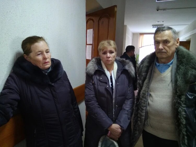 Родные погибших прошли мимо накрытых тел, даже не подозревая, что это их дети. Фото: Анна МИКУЛА.