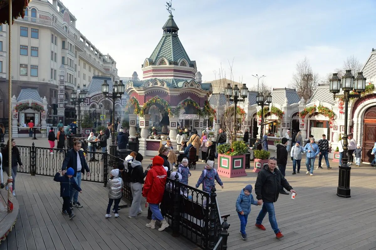 Фестивальная площадка «Московские сезоны» на площади Революции. Источник: russpass.ru