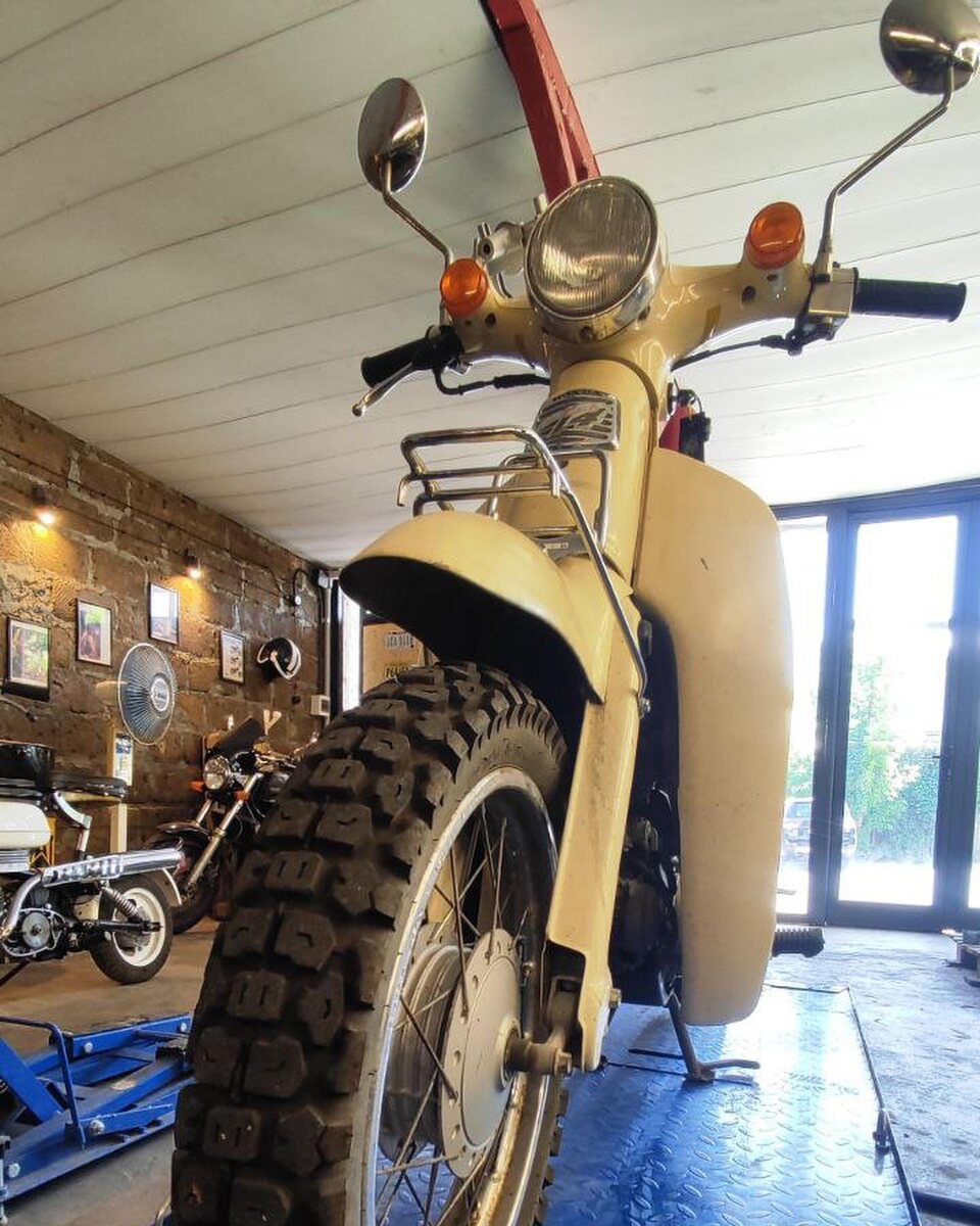 Super Cub в гостях у нашего гаража, на техобслуживании. На фоне виден последний мотик из этого списка! Он тоже у нас был! 