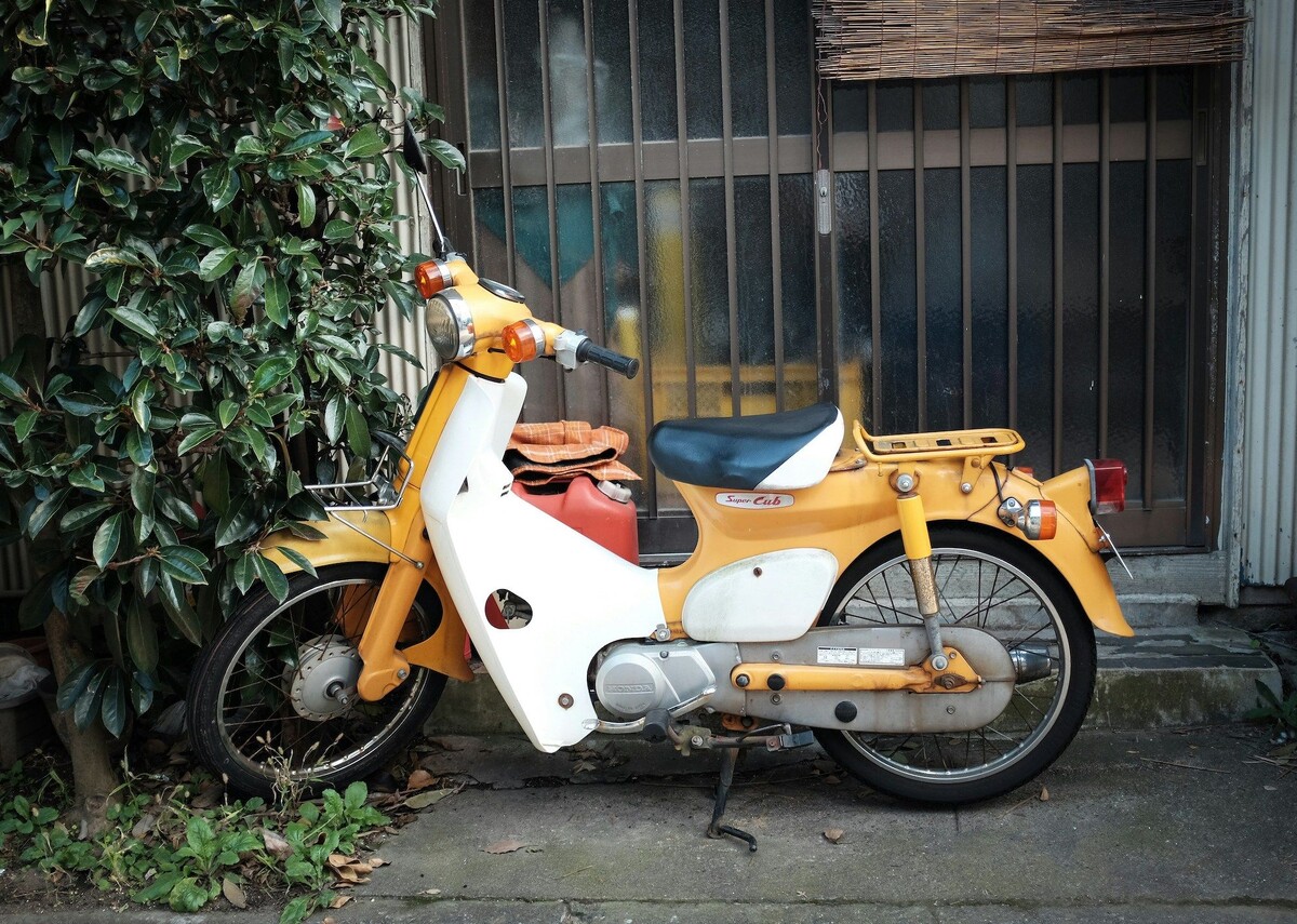 Стиль Honda Super Cub может быть довольно спорным, но если в него влюбишься – его уже не разлюбить. 
