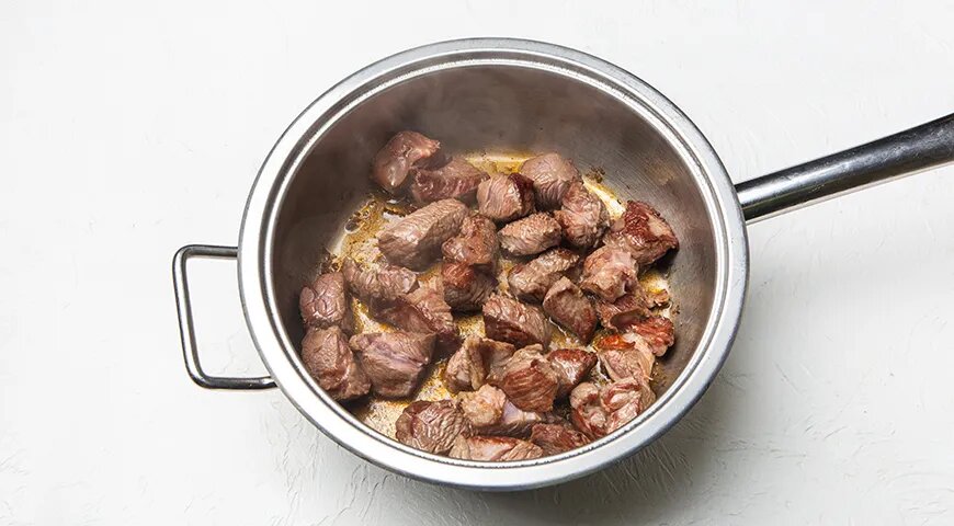   Тушенная картошка с мясом на сковороде (gastronom.ru)