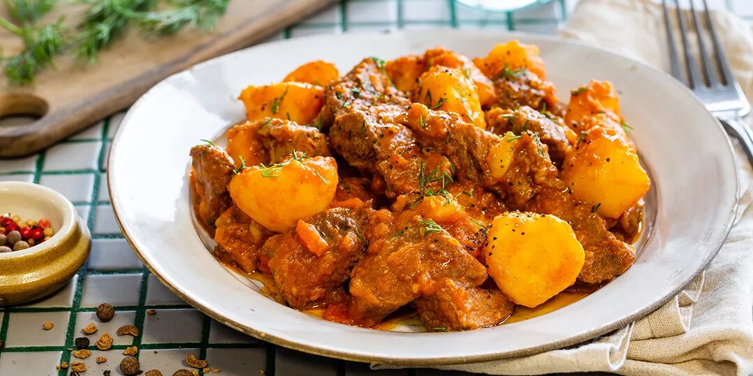 Тушенная картошка с мясом на сковороде, пошаговый рецепт с фото на 419 ккал