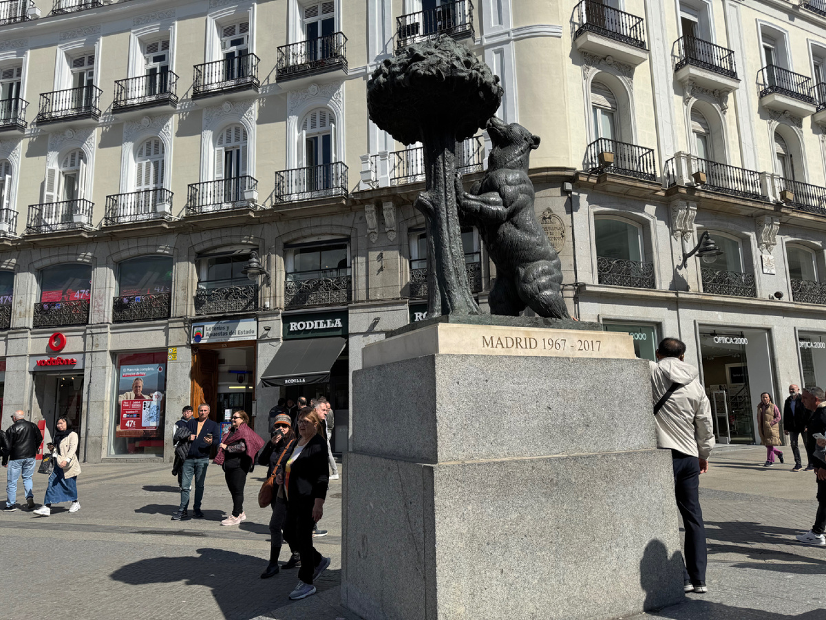 Медведь с земляничным деревом