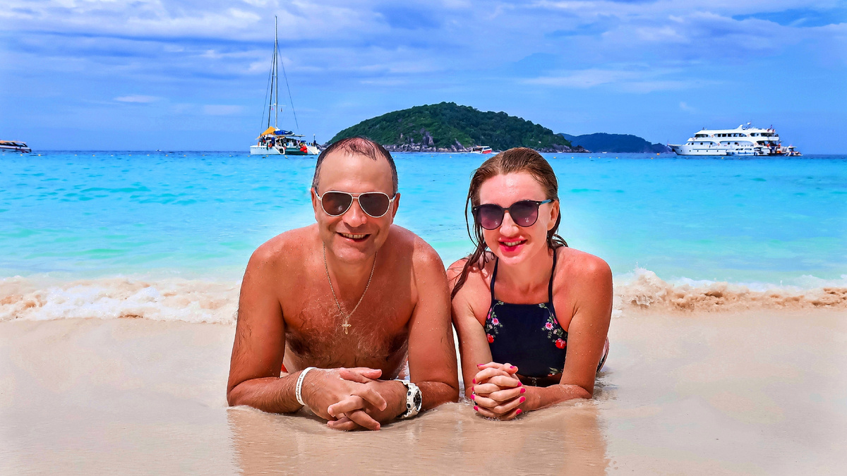 Загораем на пляже с белым песочком 