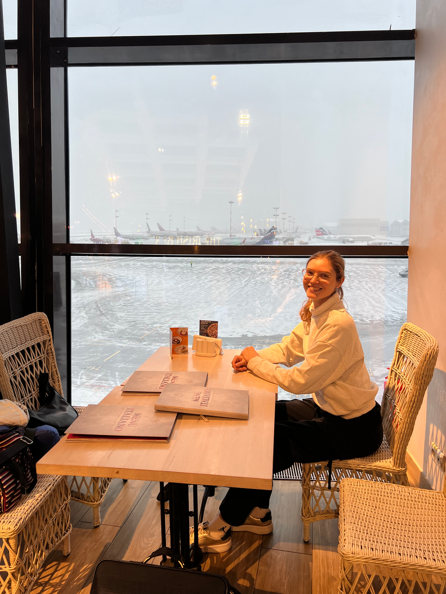 В аэропорту Шереметьево в ожидание посадки, Москва-Шанхай.