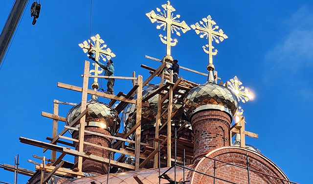 На соборе монастыря, основанного Петром I в Тверской губернии, установили кресты