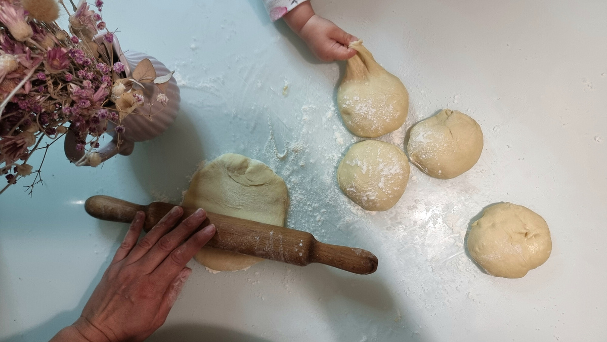 Тесто как пух, лепим с дочкой пирожки