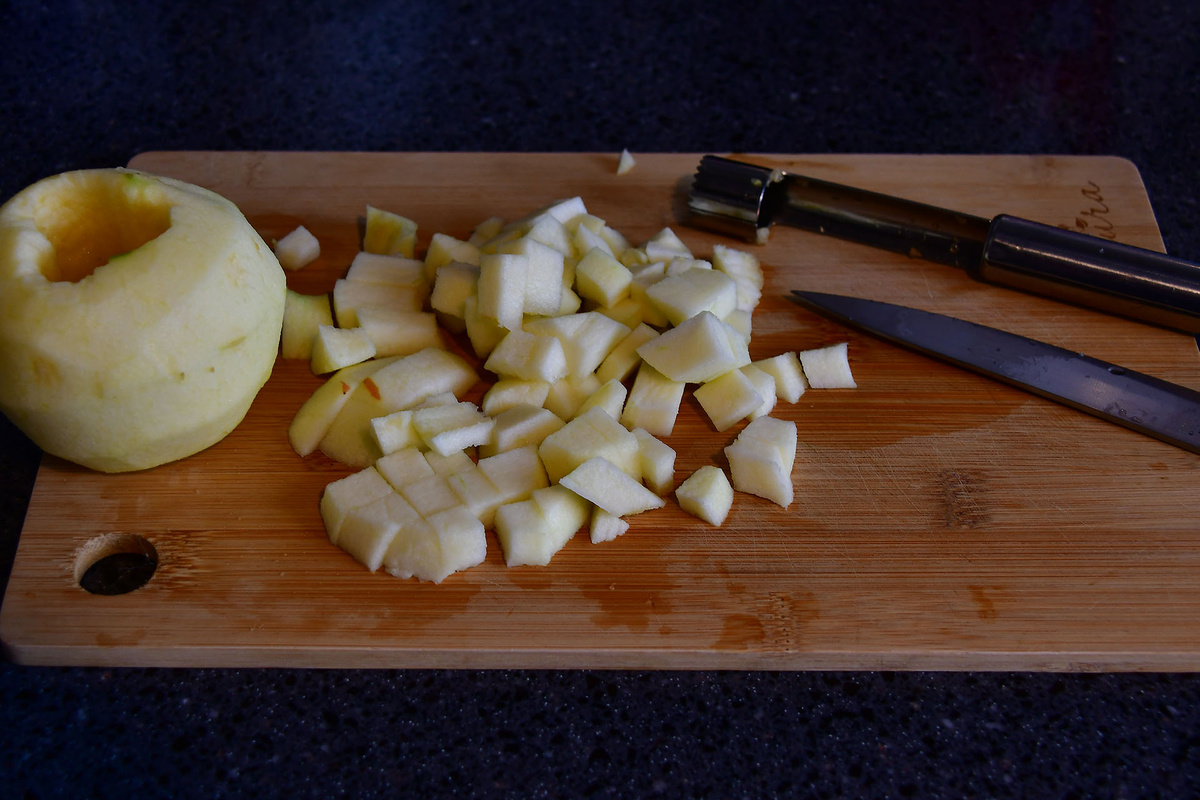 Очищаем и нарезаем яблоки