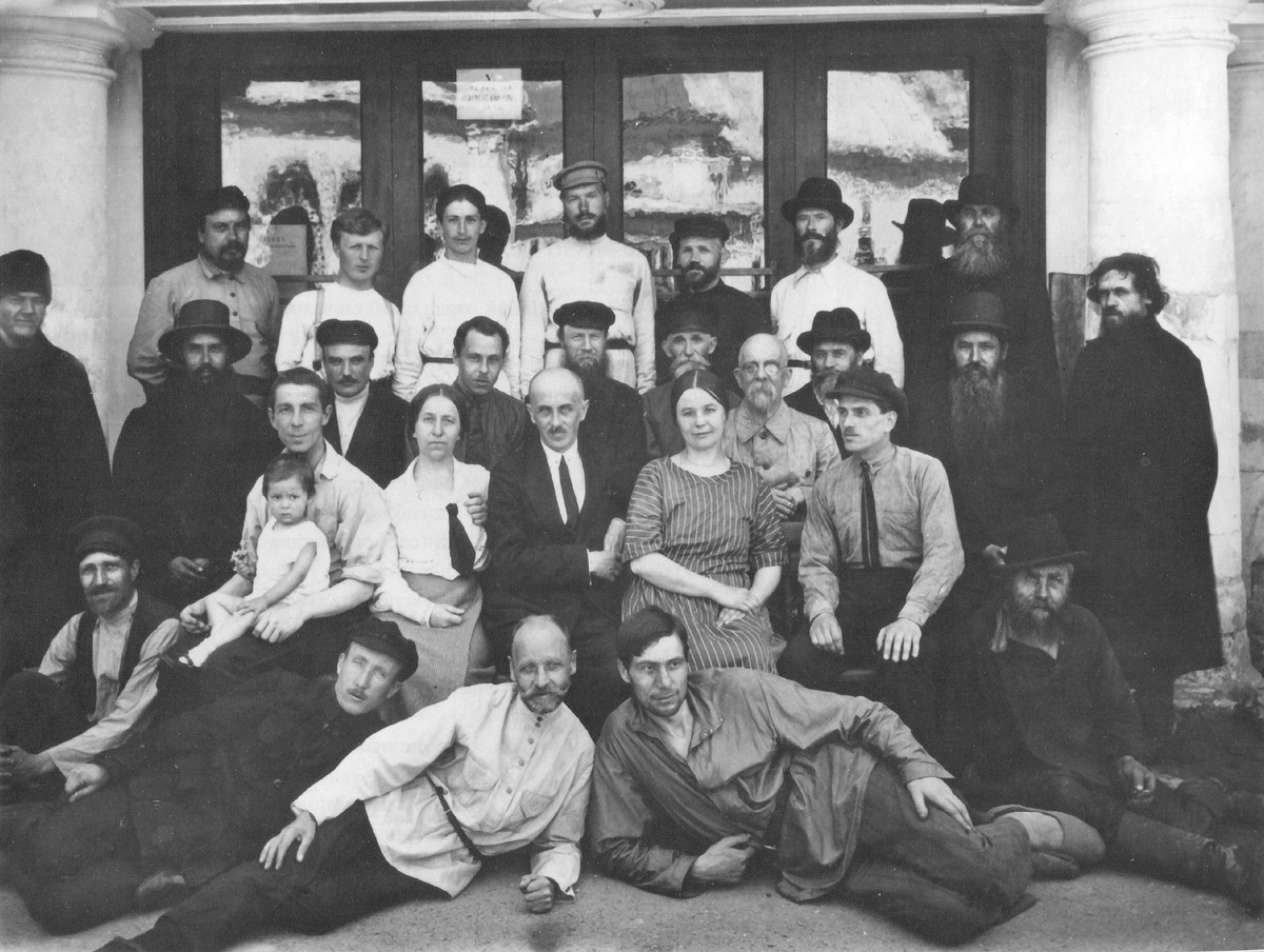 Сотрудники музея 1920-х гг. Сидят: в центре - А.Н. Свирин, слева от него -
Ю.С. Карпова, справа - А.Д. Белякова (Меркулова), золотошвеи-реставраторы,
справа за ней - В.Д. Дервиз. Между Ю.С. Карповой и А.Н. Свириным - реставратор
Н.А. Баранов. В верхнем ряду второй справа - о. Диомид (Д.И. Егоров) в белой
блузе, в шляпе.