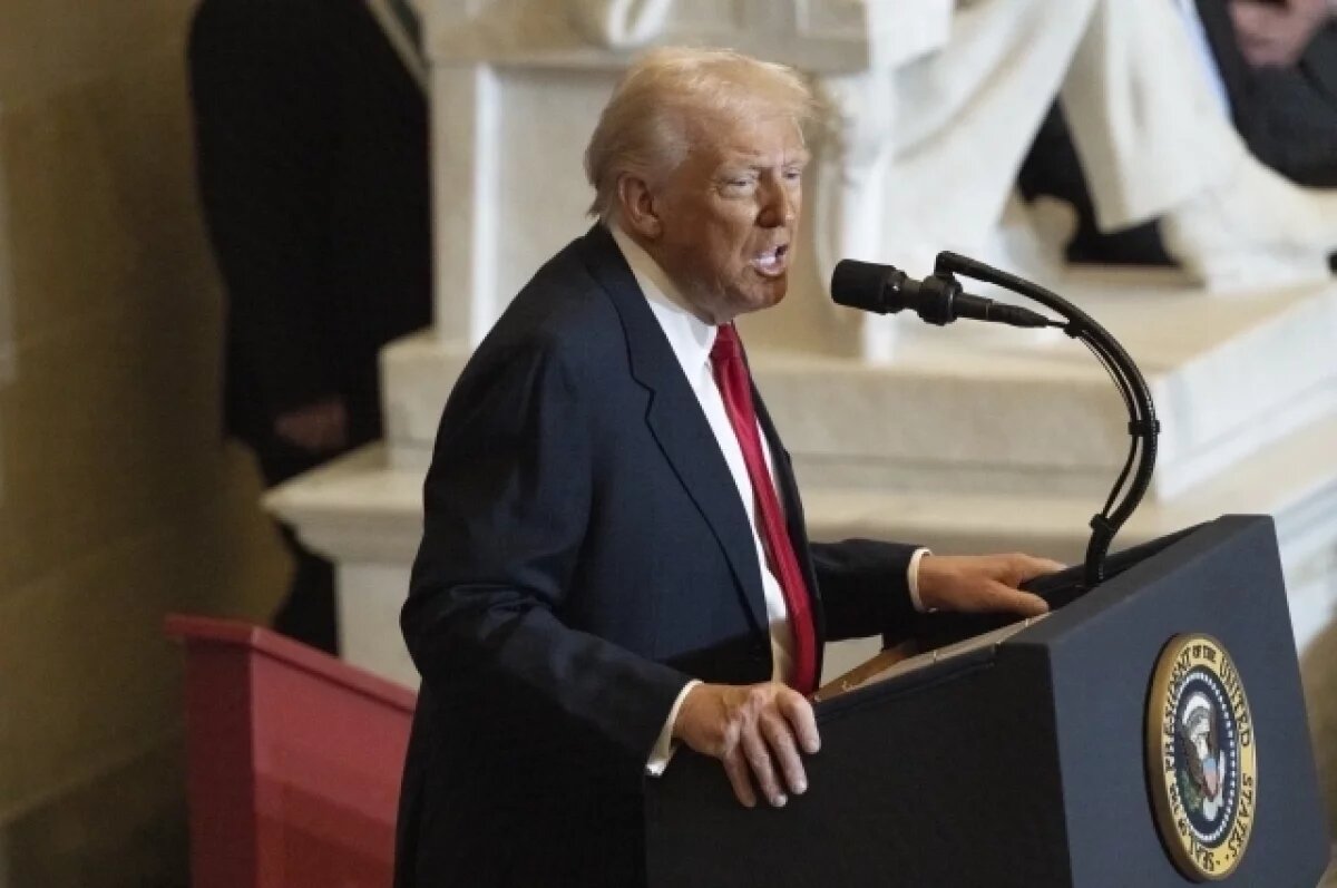    Трамп повесил в Белом доме свой потрет со сценой покушения