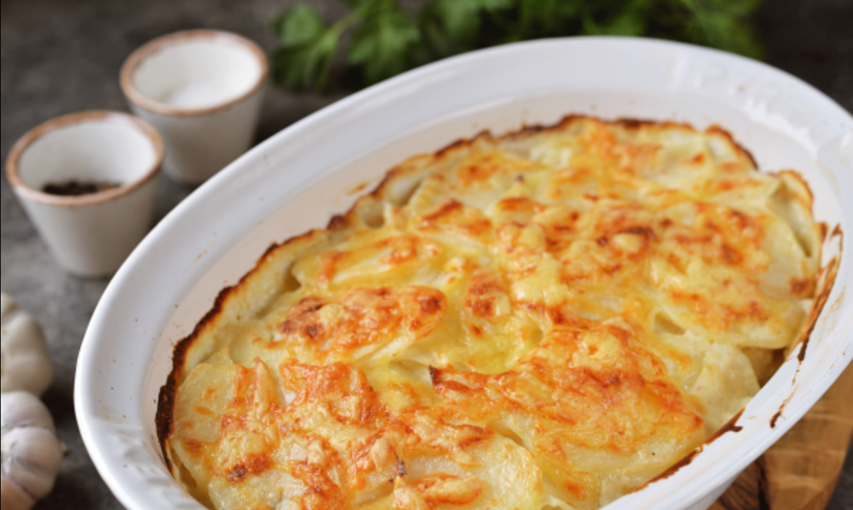 Привет, друзья! Сегодня приготовим знаменитый французский гарнир — нежнейший запечённый картофель в сливочно-чесночном соусе под золотистой сырной корочкой. Это блюдо покоряет с первого кусочка — хрустящее сверху и тающее во рту внутри. Идеально к мясу, птице или как самостоятельное блюдо с салатом.