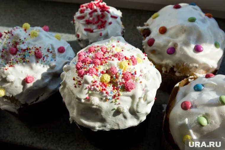 По количеству потребляемых калорий «дубайский» кулич сравним с ведром крылышек. Фото: Денис Моргунов © URA.RU