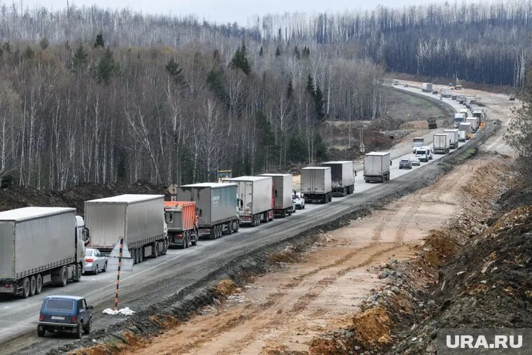 Проблему с пробкой к ночи обещали решить. Фото: Владимир Жабриков © URA.RU