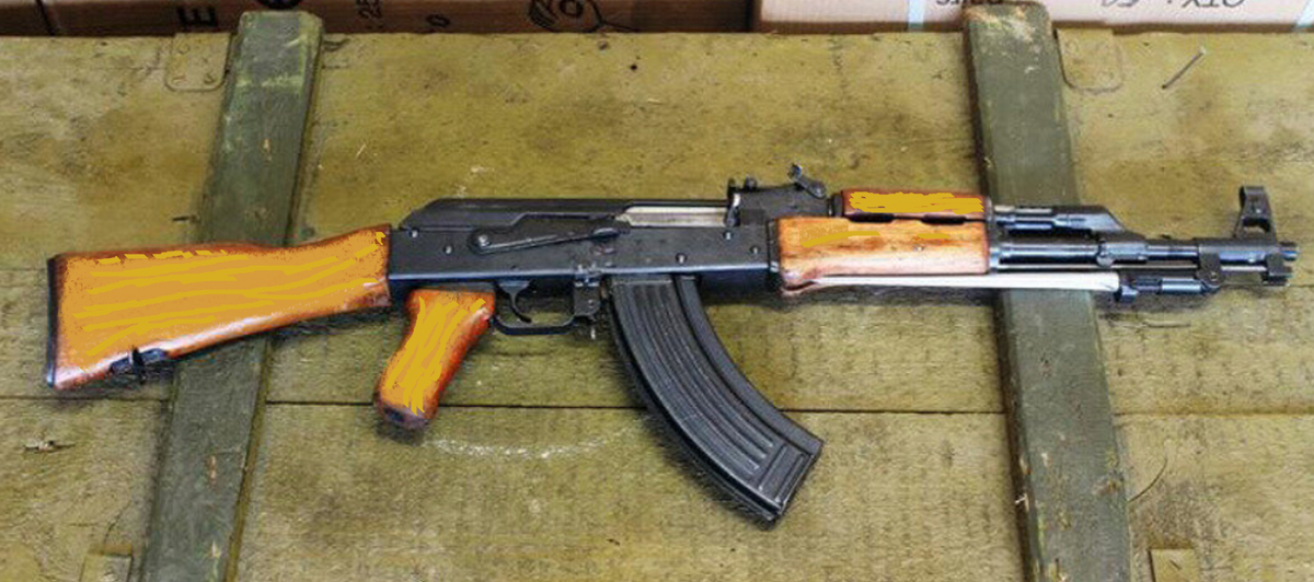  Так выглядел автомат духа, которого подстрелили с  сапёрного  БТРа. Точно такой же конусный штык  из белого металла с тремя долами и светлое дерево.