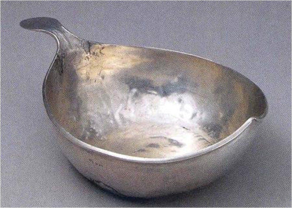 Илл. 2. Ковш, Россия, Новгород, вторая четверть XV в. Серебро, чеканка. Принадлежал архиепископу Евфимию.