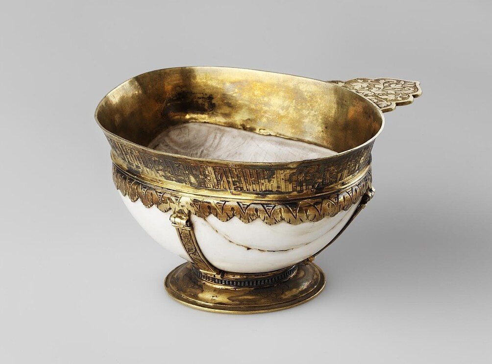 Илл. 1. Чарка, Россия, 1609 г. Серебро, перламутр, чеканка, резьба, золочение. Принадлежала царю Василию Шуйскому.