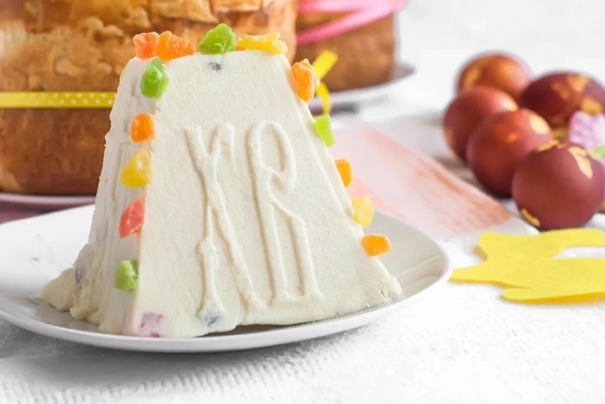    Пасху можно сделать в форме, можно — в виде крема.