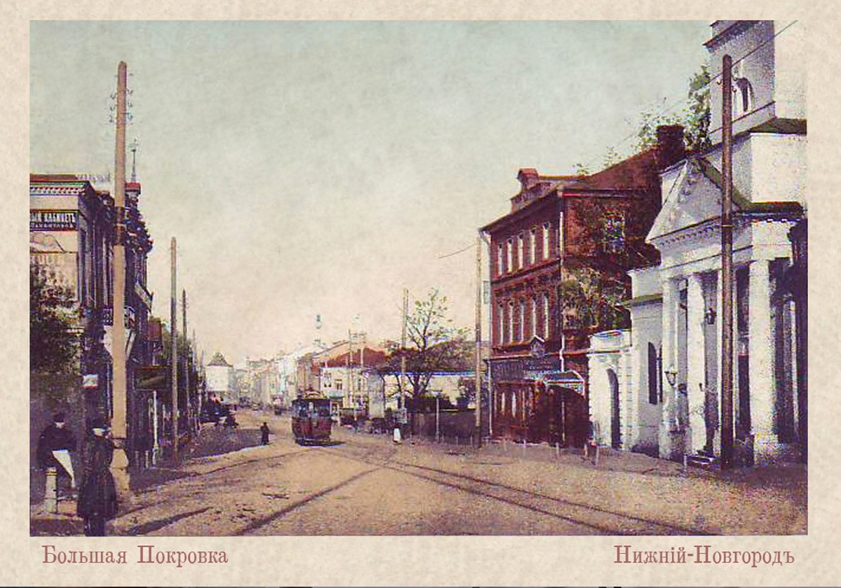 Справа вход в колокольню Покровской церкви, за ним красное здание - дом причта Покровской церкви. Банка ещё нет, его построят дальше по улице - за красным зданием.