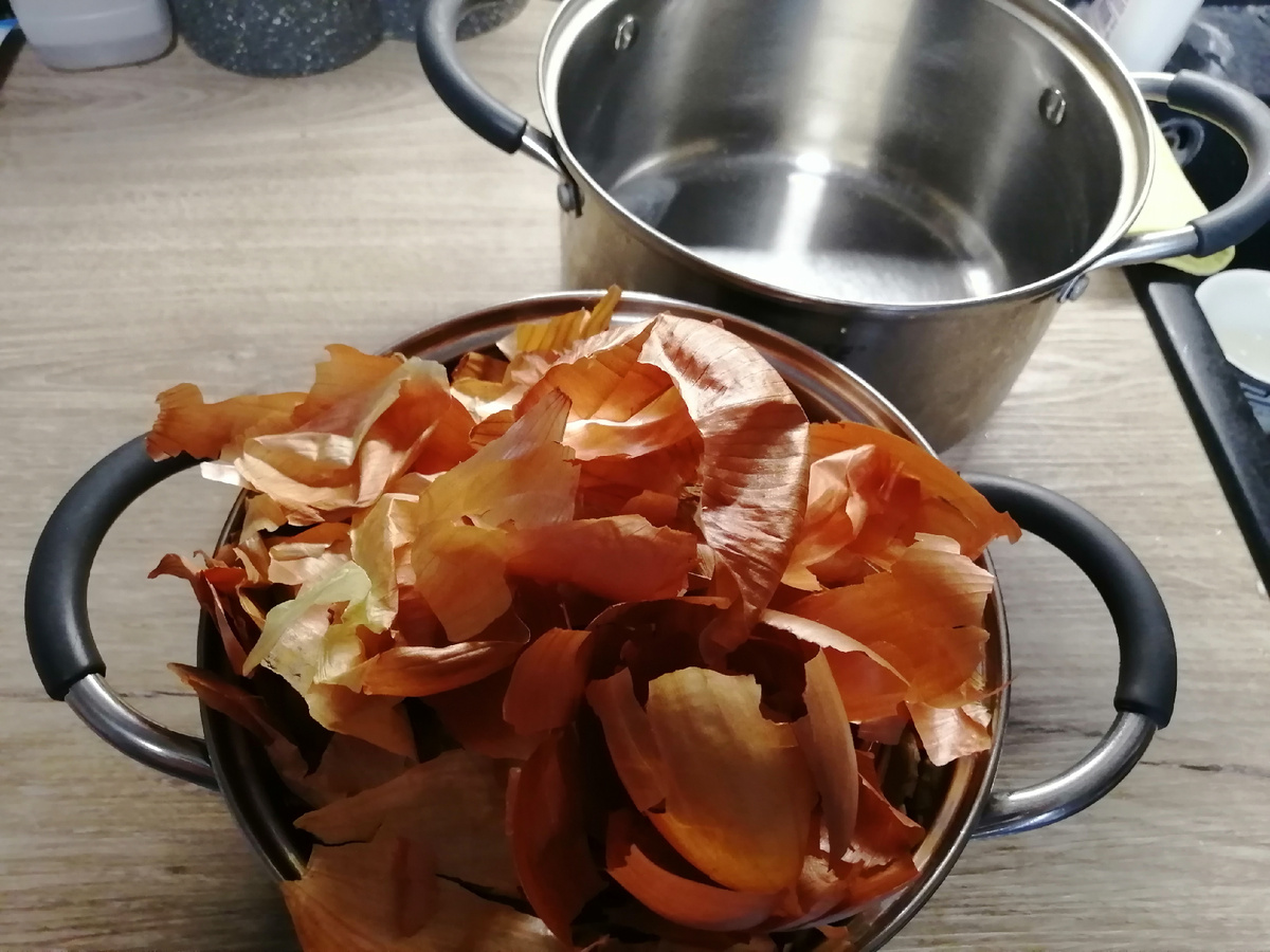 взяла сначала маленькую кастрюльку, шелуха туда не поместилась, переложила в более крупную