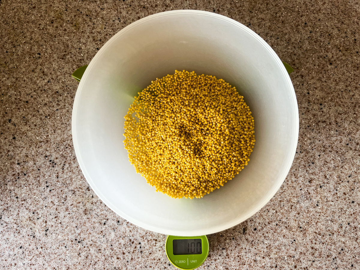 Первым делом перебираем и промываем крупу