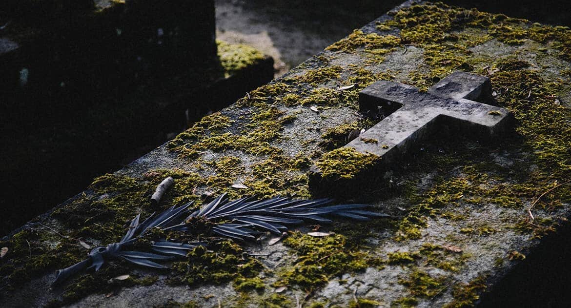 Фотография заброшенного склепа.