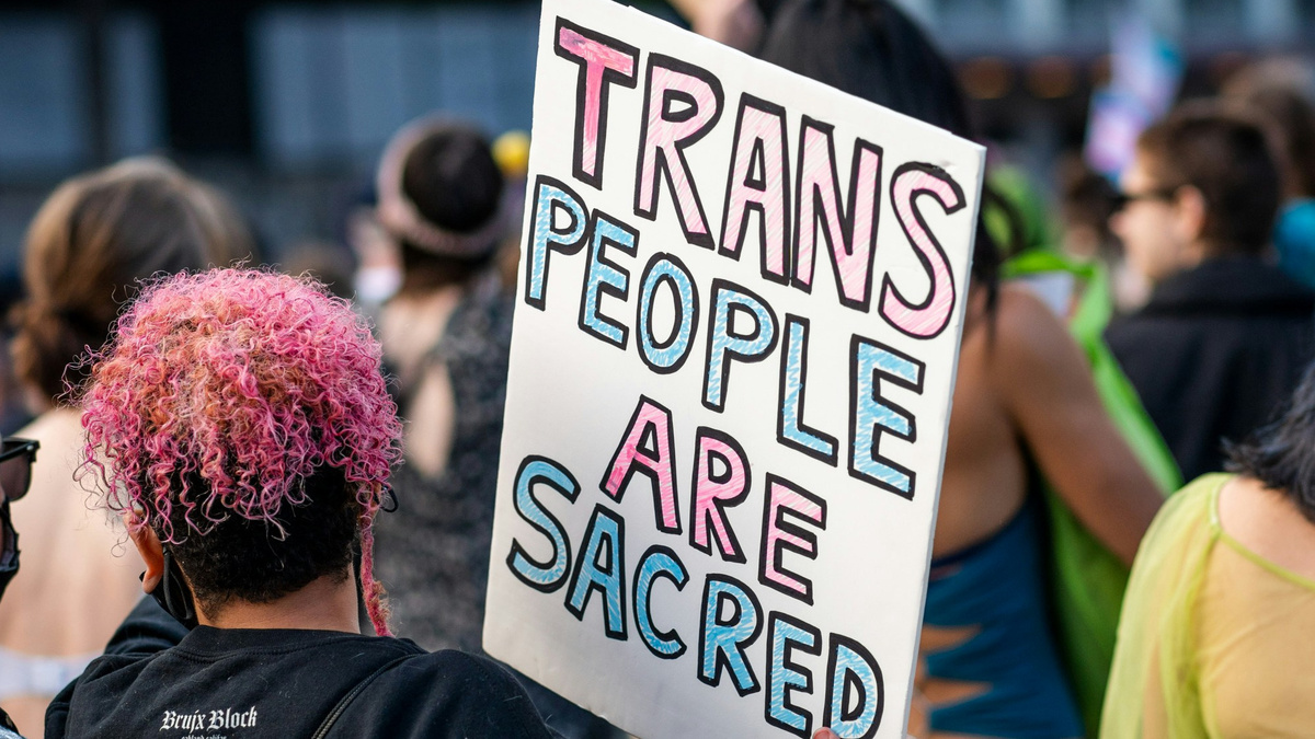 Британские активисты утверждают, что трансгендерные люди - священны.