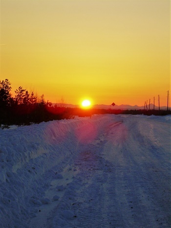 Фотографии Татьяны Немшановой. Закат северного солнца в горах Приполярного Урала. Окрестности села Саранпауль.  Апрель 2008. Западная Сибирь, Приполярный Урал, Зауралье, ХМАО Югра.
