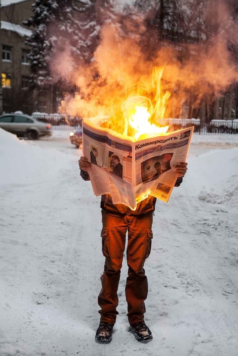    Тим Парщиков, Из серии Burning News, 2011 год Фото: Изображение предоставлено «Собака.ru» пресс-службой «ДК Громов»