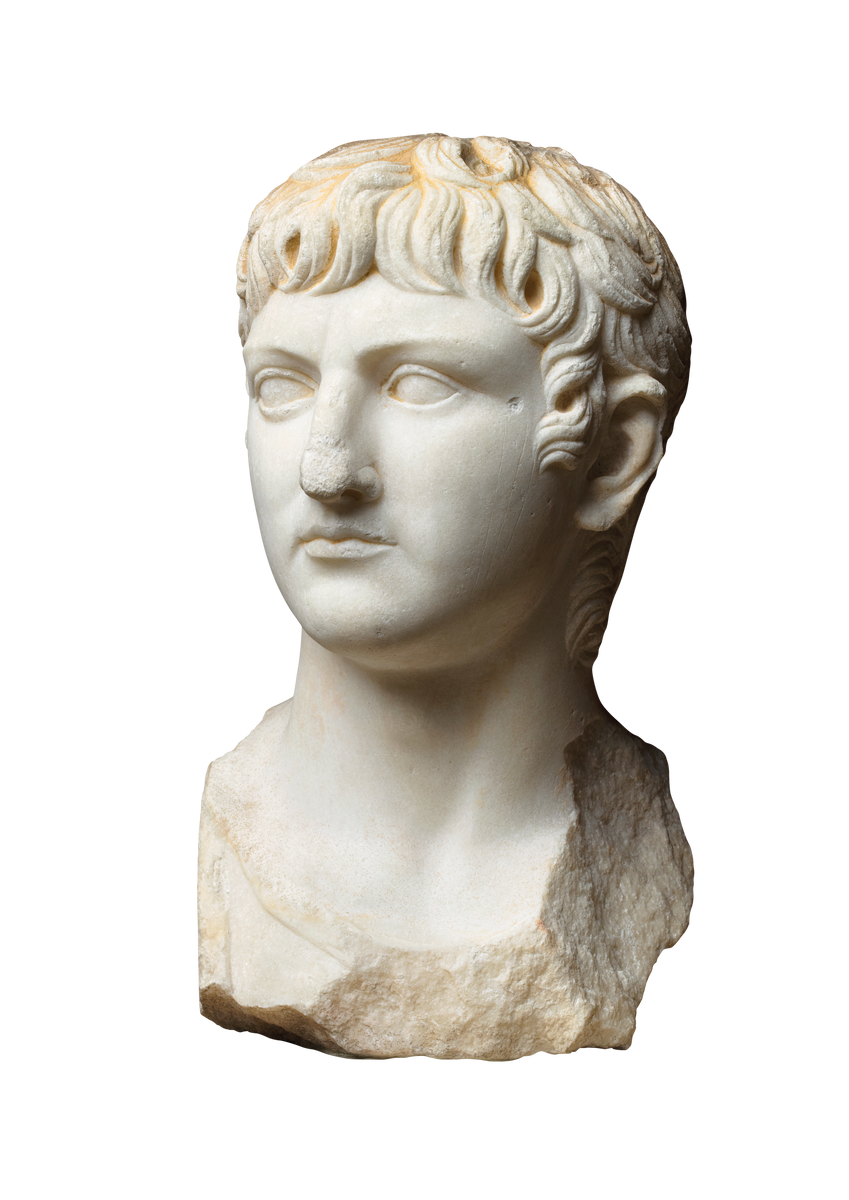 Германик преуспел в своих военных походах, и римляне считали его героем. Этот бюст представляет молодого Германика.