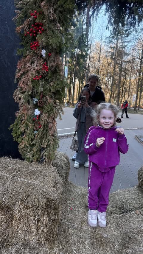    Юлия Липницкая с дочерью и мужем на прогулкеСоцсети Юлии Липницкой
