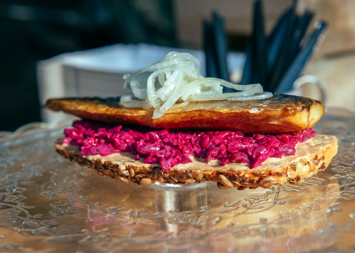 Еду на «Фиштивале» подают в уличном формате. Так, чтобы её можно было есть стоя, сидя и даже на ходу