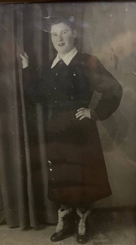 Анна Серафимовна в молодости 