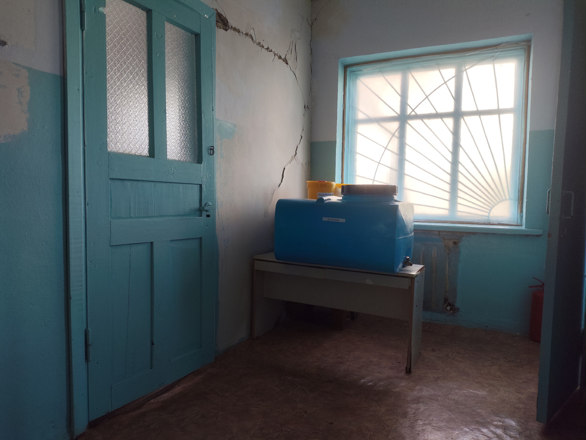 А тут бак с водой...