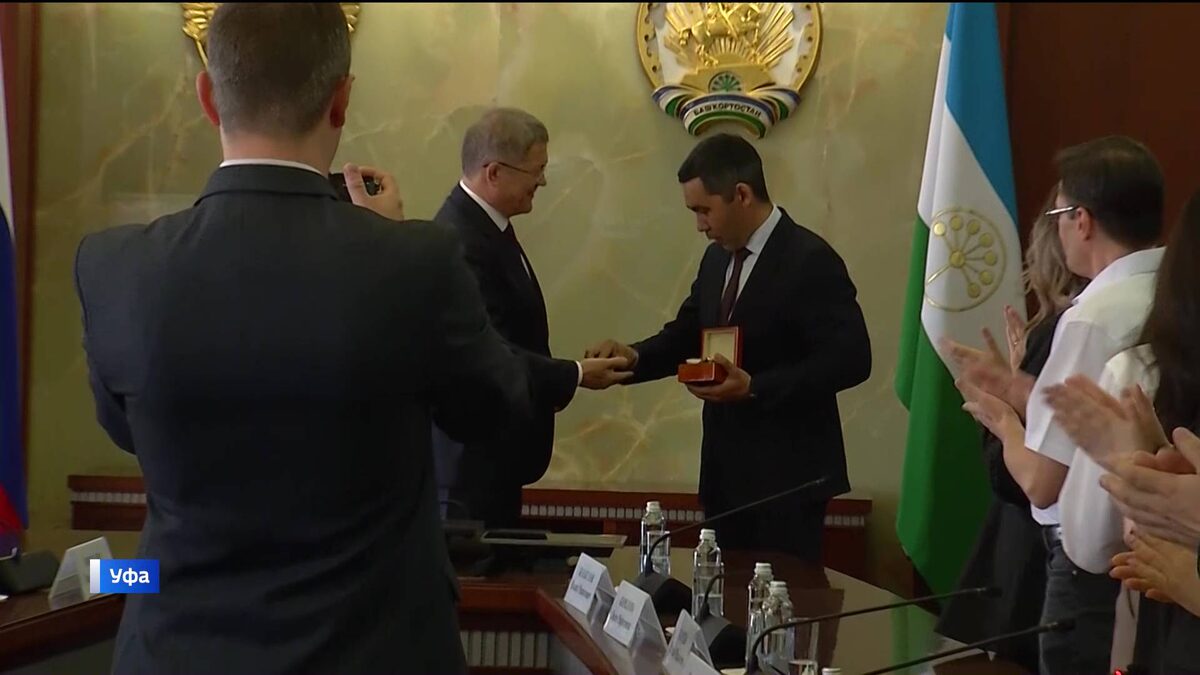    Глава Башкортостана Радий Хабиров наградил творческую команду программы «Республика LIVE»