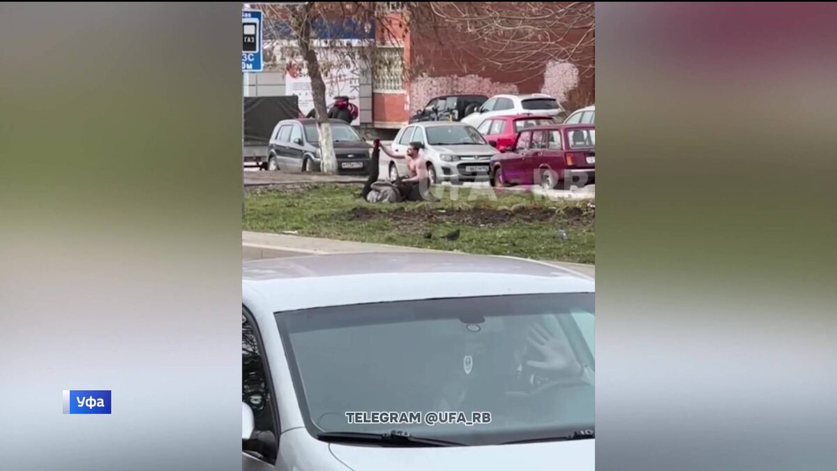    В Уфе полуголый мужчина напал на прохожих
