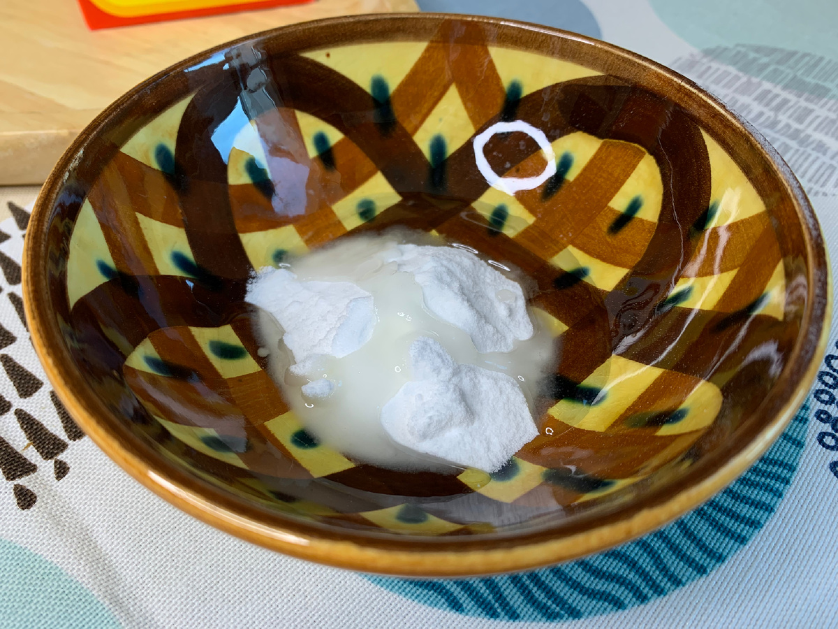 В равных пропорциях соединяем соду и касторку