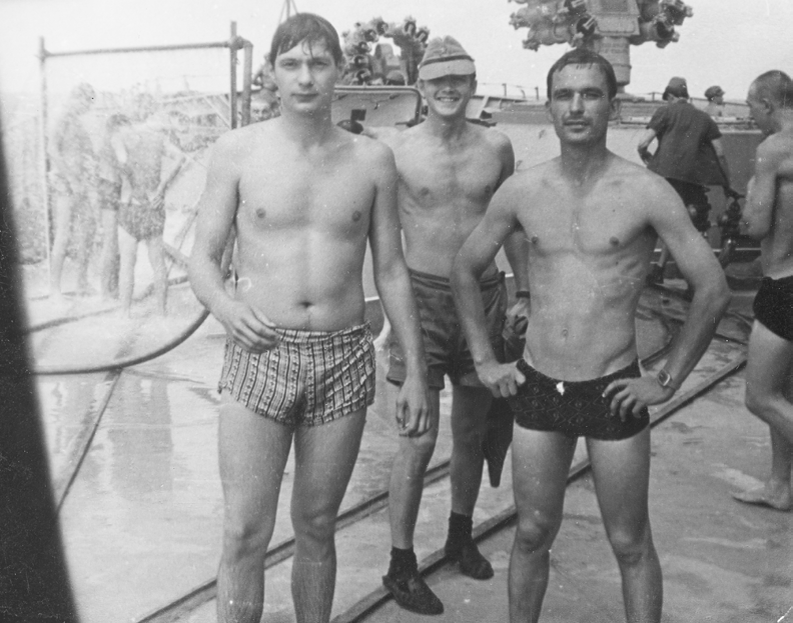 За неимением пресной воды принимали душ из морской