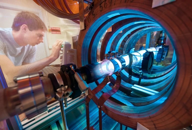     Мини-ускоритель AWAKE от CERN, построенный для демонстрации плазменного кильватерного ускорения.    
 Источник: Julien Marius Ordan / CERN / Science Photo Library