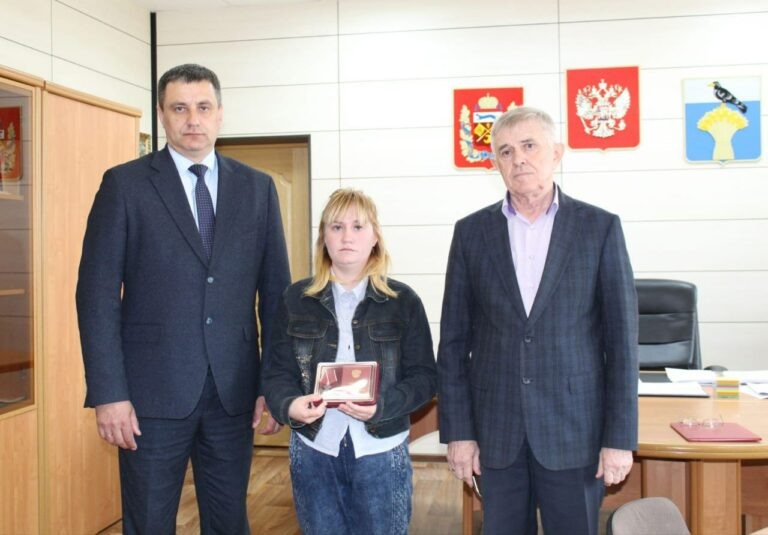    В Грачевском районе супруге павшего бойца СВО Максима Радыгина вручили орден Мужества Марина Шарт